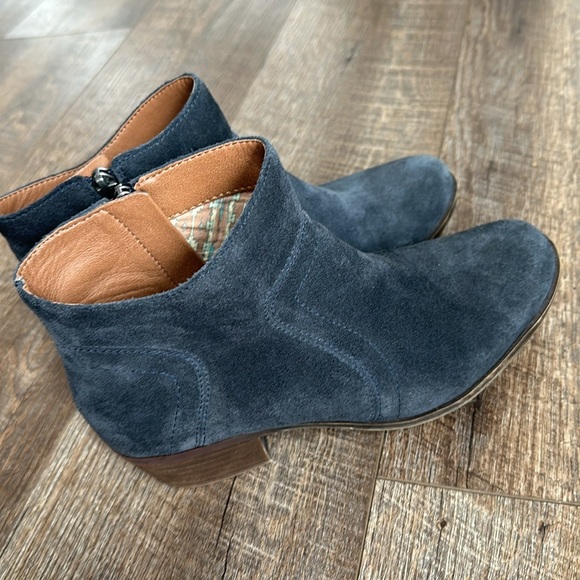 Lucky Brand Brolley Ankle Boot / Booties Navy leather zip boots. - Picture 12 of 15